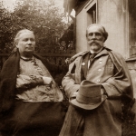 Виктор Павлович Кикин с женой Марией Васильевной около своего дома в Токмаковом переулке. Москва, 1903 г.. 