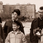 Кикины на площади М.Горького в Горьком. Сзади через площадь – 7-этажный дом, в котором жили Кикины. Горький, 1969 г.. 