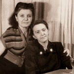 Людмила Яковлевна Кикина с дочерью Ириной Андреевной Кикиной-Савельевой. Горький, начало 1960-х годов. 