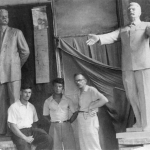 Андрей Викторович Кикин с сыном Далем Кикиным в мастерской. Горький, 1952. 