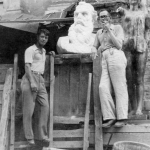 Андрей Викторович Кикин с сыном Далем Кикиным в мастерской на фоне бюста Козьмы Минина (установлен на пл.Минина). Горький, 1952. 
