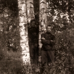 Андрей Викторович Кикин (справа) с другом расписывают березы. Верякуши 1915. 