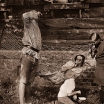 Анная Яковлевна Кикина с детьми Андреем, Верой и Всевой пускают мыльные пузыри. Верякуши, примерно 1910. 