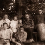 Семья Кикиных в Верякушах: Василий, Андрей, Вера и Всеволод Кикины, 1912. 