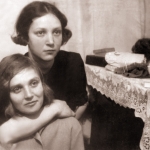 Тамара Яковлевна Ходакова-Батасова и Нина Яковлевна Ходакова-Комарова. Хабаровск, 1934. 