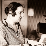 Анна Яковлевна Кикина за роялем. В зрелом возрасте по ее просьбе в семье ее звали «Мама Нона». Горький, конец 1940-х. 