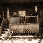На крыльце дома Кикиных в Верякушах Анна Яковлевна Кикина, сын Андрей, дочь Вера, сын Василий, Варвара Платоновна Кикина. 1904-1905. 