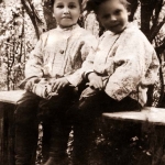 «Кика грешный» и «Кика безгрешный» - Андрей (на фото справа) и Василий Кикины на скамеечке в Липовой аллее. Верякуши, 1902. 