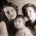 Анастасия Васильевна Маркушевич с племяником Далем Кикиным и двоюродной сестрой Людмилой Яковлевной Кикиной, примерно 1932. 