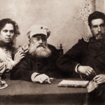 Яков Иванович Ходаков с дочерью Ольгой и старшим сыном Владимиром, 1905. 