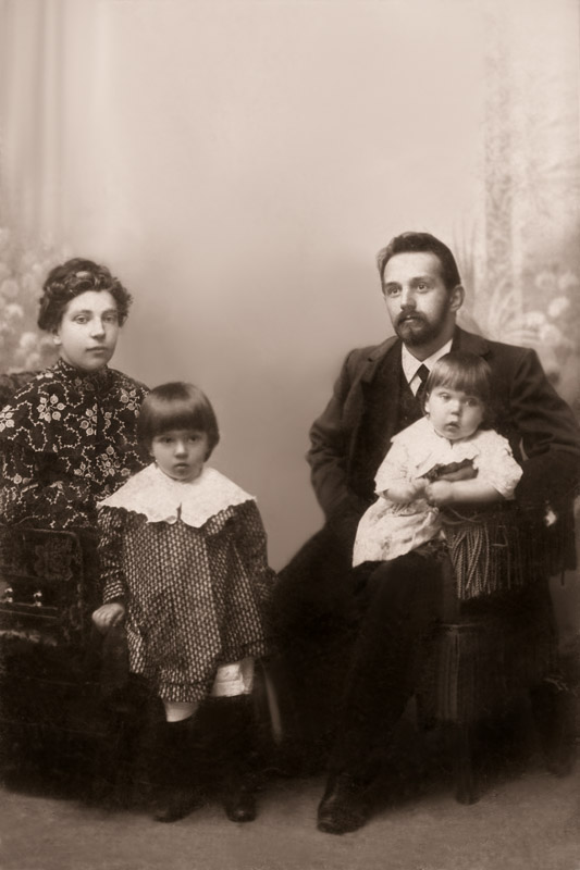 Августина Васильевна и Яков Яковлевич Ходаковы с сыновьями Юрием и Василием. 1904г