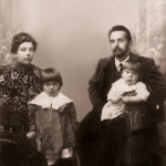 Яков Яковлевич Ходаков и Августина Васильевна Ивановская-Ходакова с сыновьями Юрием и Василием, 1904. 