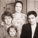 Нина Яковлевна Ходакова-Комарова с семьёй сына: Сергей и Наталья Комаровы с дочерью Валентиной. Хабаровск, 1964. 