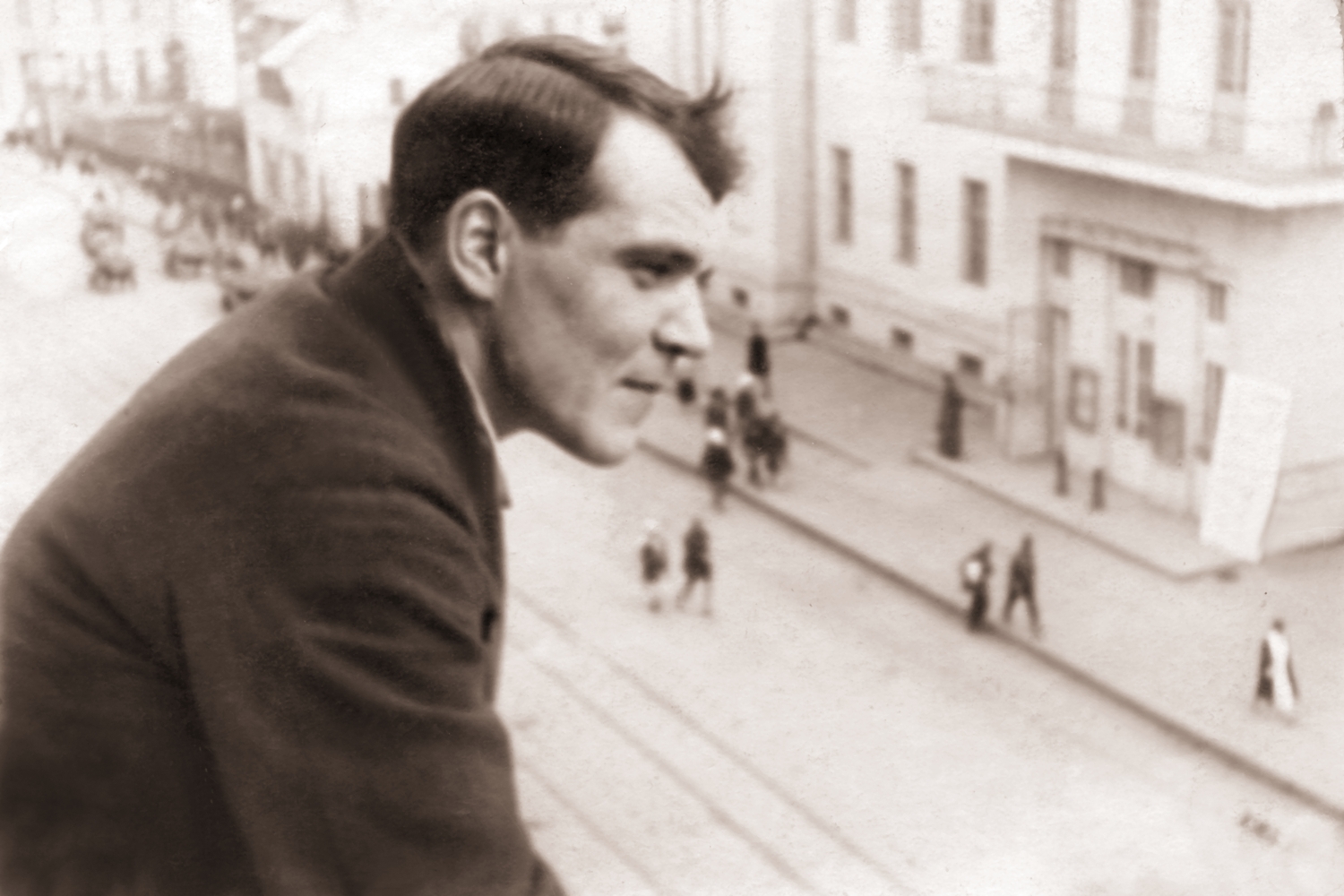 Василий Яковлевич Ходаков – специальный корреспондент газеты "Правда" на Дальнем Востоке на балконе своей квартиры в Хабаровске, 1935г.