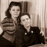 Людмила Яковлевна Кикина с дочерью Ириной Андреевной Кикиной-Савельевой.Горький, начало 1960-х годов. 