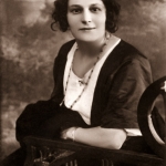 Анна Яковлевна Ходакова-Кикина (замужем 2-м браком за Осиповым). Горький, середина 1920-х годов. 
