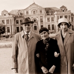 Мария Яковлевна Ходакова-Лейно-Ковальская со старшим сыном Александром и его женой на фоне Кикиных палат. Ленинград, 1965. 