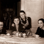 Андрей Викторович и Людмила Яковлевна Кикины, их дочь Ирина Андреевна Савельева и ее подруга. Горький, 1954. 