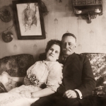 Мария Яковлевна Ходакова-Лейно с мужем Петром Андреевичем Лейно-Сурсохо. Примерно 1920. 