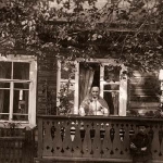 Варвара Петровна Щербакова на крыльце своего дома–Богадельни. Рогожка, 1907. 