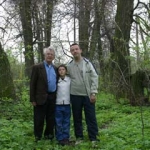 Три поколения Кикиных в липовой аллее в Верякушах, 09 мая 2005г.. 