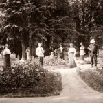 Усадьба Карамзиных в Рогожке. Персонал Детского Приюта и Больницы в парке перед домом, 1903. 