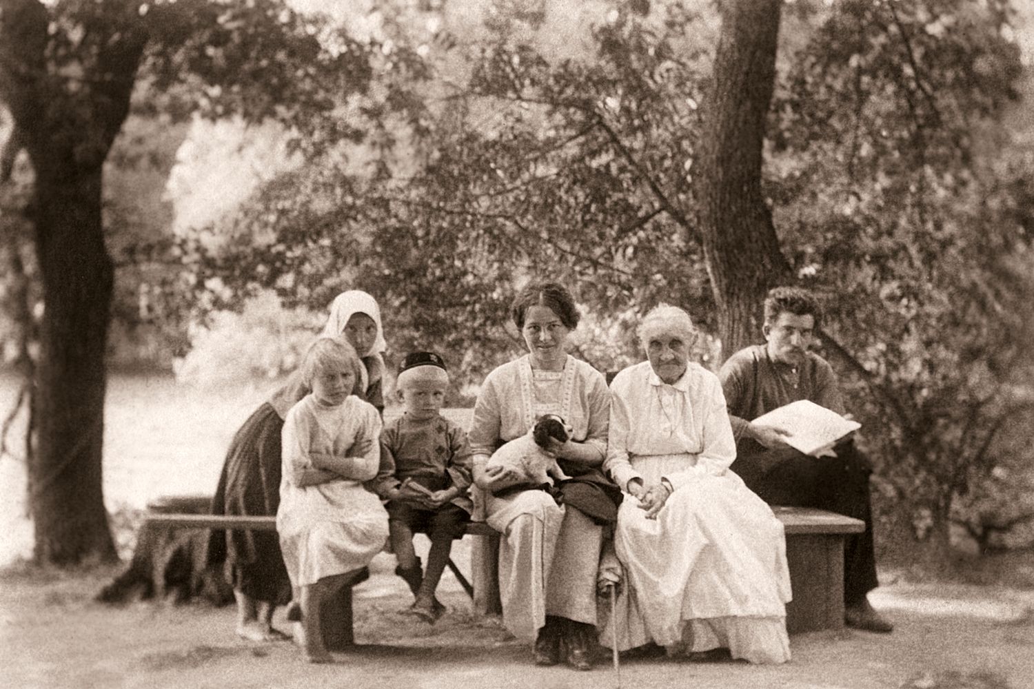 На берегу Большого пруда в Рогожке. В центре: Варвара Петровна Щербакова и врач Н.А.Куняева, 1903г 