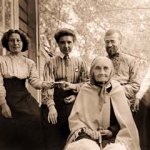 Персонал Больницы на крыльце дома В.П.Щербаковой. Сзади В.П.Щербаковой Гл.врач А.Н.Куняев, 1907г. 