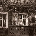 Варвара Петровна Щербакова на крыльце своего дома – Богадельни, 1907г. 